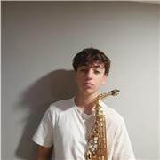 Joven profesor de saxofón estudiante de un conservatorio profesional acabando el grado medio y participe en eventos populares